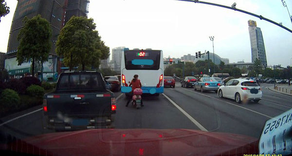 如何為寶馬X3安裝隱藏行車記錄儀