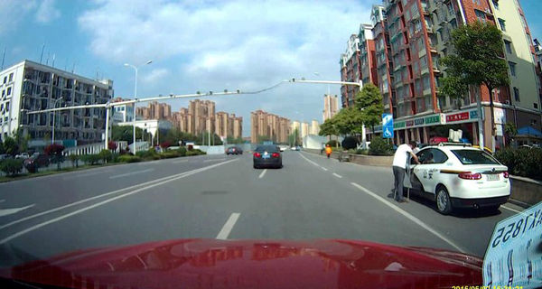 如何為寶馬X3安裝隱藏行車記錄儀