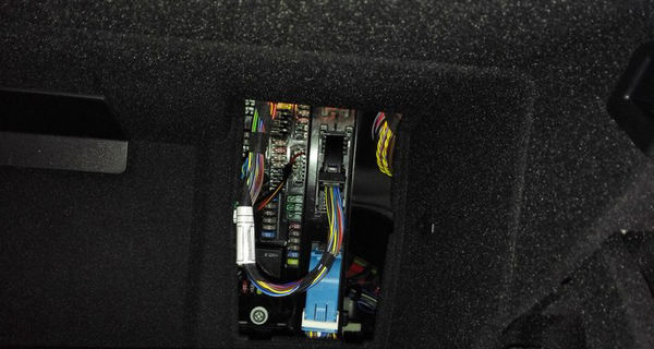 如何為寶馬X3安裝隱藏行車記錄儀