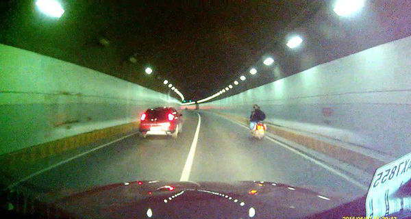 如何為寶馬X3安裝隱藏行車記錄儀