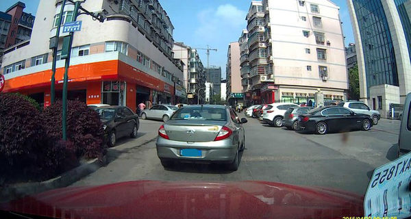 如何為寶馬X3安裝隱藏行車記錄儀