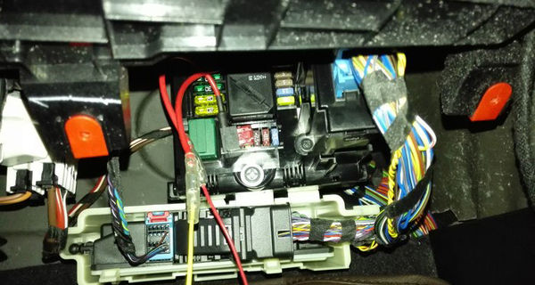 如何為寶馬X3安裝隱藏行車記錄儀