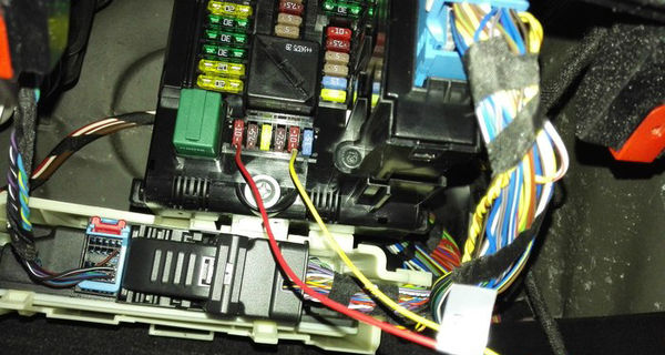 如何為寶馬X3安裝隱藏行車記錄儀