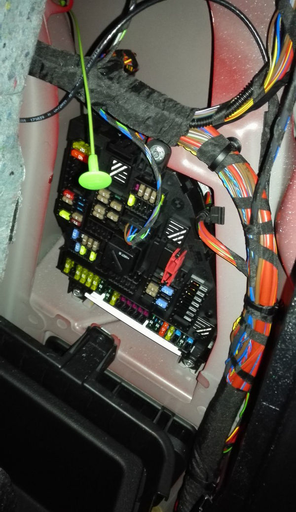 如何為寶馬X3安裝隱藏行車記錄儀