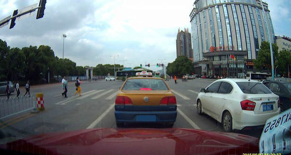 如何為寶馬X3安裝隱藏行車記錄儀