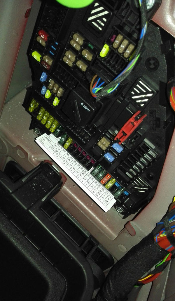 如何為寶馬X3安裝隱藏行車記錄儀